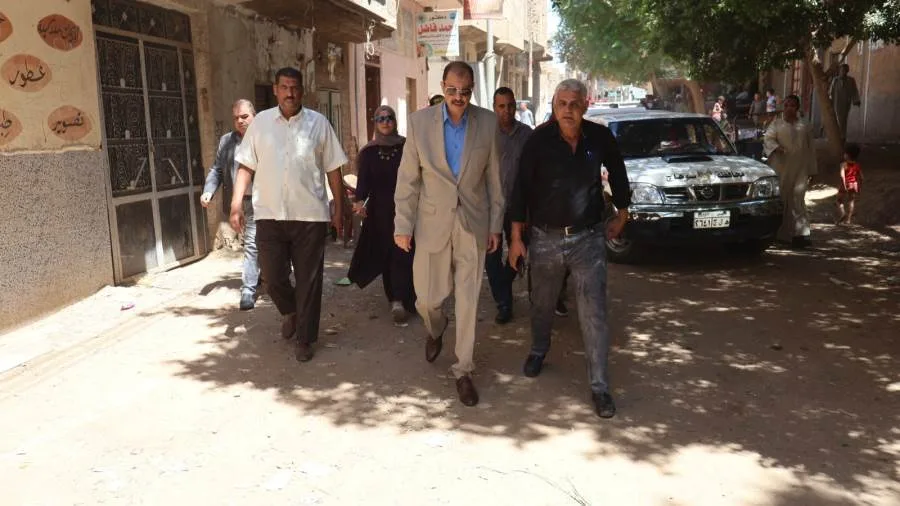 محافظ سوهاج يقوم بجولة لتقييم الخدمات المتاحة للمواطنين والوضع العام في قرية “المدمر” محافظ سوهاج يقوم بجولة لتقييم الخدمات المتاحة للمواطنين والوضع العام في قرية “المدمر”