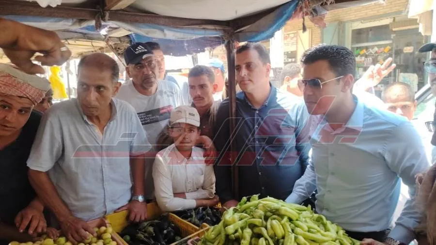 نائب محافظ مطروح يزور مدينة الضبعة لمتابعة خدمات النظافة والأسواق