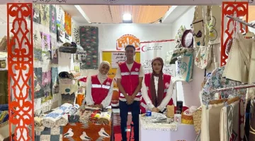 الهلال الأحمر المصري يعرض منتجات يدوية ويقدم خدمات تطوعية في ديارنا مارينا
