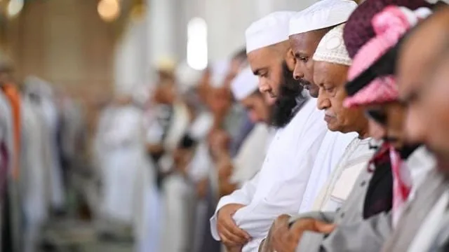 حكم أداء صلاة الجمعة في المنزل أثناء درجات الحرارة المرتفعة.. آراء الفقهاء حكم أداء صلاة الجمعة في المنزل أثناء درجات الحرارة المرتفعة.. آراء الفقهاء