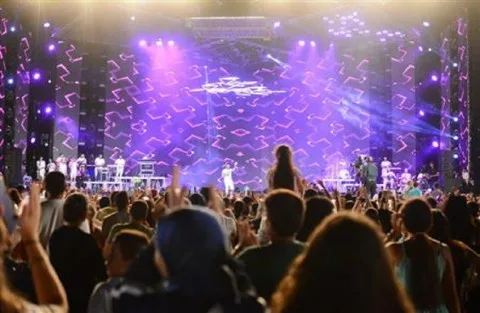 انهيار السقف أثناء حفلة موسيقية: إصابات خطيرة لفنانة لبنانية معروفة في مصر ونقلها إلى المستشفى