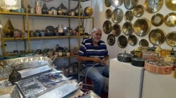 معرض “ديارنا”: حين يتحول الابن إلى معلم.. أحمد عبد السميع يتألق بالمعدن النحاسي على الساحل