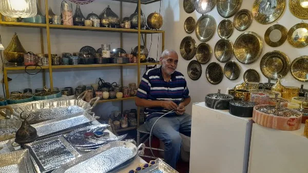 معرض “ديارنا”: حين يتحول الابن إلى معلم.. أحمد عبد السميع يتألق بالمعدن النحاسي على الساحل معرض “ديارنا”: حين يتحول الابن إلى معلم.. أحمد عبد السميع يتألق بالمعدن النحاسي على الساحل