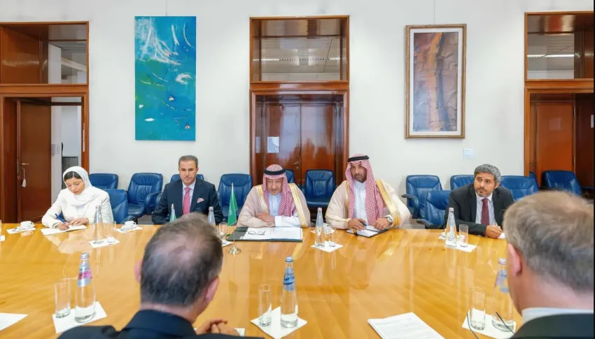 الخريجي يجتمع مع نائب وزير الخارجية الإيطالي لبحث القضايا الإقليمية والدولية