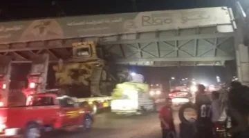 شاحنة تؤدي إلى انهيار جسر المشاة على الطريق الزراعي في مدينة طوخ