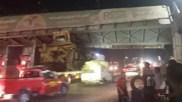 شاحنة تؤدي إلى انهيار جسر المشاة على الطريق الزراعي في مدينة طوخ