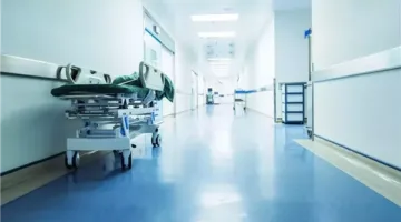 حادثة مؤسفة: إجلاء إعلامية لبنانية مشهورة إلى المستشفى بعد انهيار سقف فندق عليها (صور)