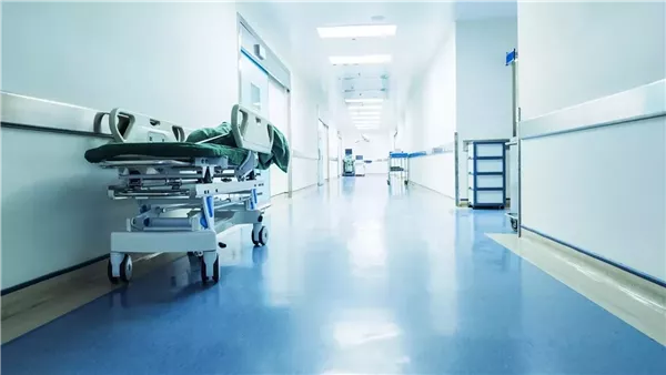 حادثة مؤسفة: إجلاء إعلامية لبنانية مشهورة إلى المستشفى بعد انهيار سقف فندق عليها (صور) حادثة مؤسفة: إجلاء إعلامية لبنانية مشهورة إلى المستشفى بعد انهيار سقف فندق عليها (صور)