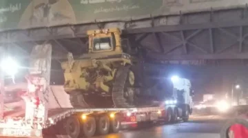 جزئي من جسر للمشاة في طوخ يتعرض للانهيار بسبب تصادم شاحنة ثقيلة