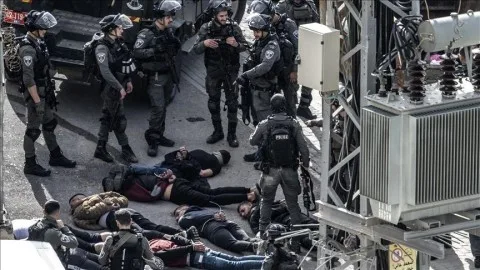 الضفة الغربية: قوات الاحتلال الإسرائيلية تعتقل مجموعة من الفلسطينيين، من بينهم مصاب. الضفة الغربية: قوات الاحتلال الإسرائيلية تعتقل مجموعة من الفلسطينيين، من بينهم مصاب.