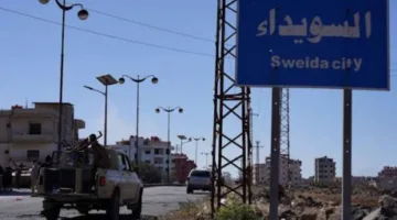 عنوان عبري: بعض الدروز في سوريا ناقشوا فكرة الانضمام إلى إسرائيل، وواشنطن لم تعيق الضربات على دمشق.. الاحتلال اعتقل مئات السوريين ونقلهم إلى إسرائيل بتهم “أمنية”.. الهدف ليس فرض وصاية إسرائيلية على الدروز في سوريا.
