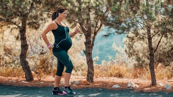 المشي أثناء الحمل: سر الراحة والولادة الطبيعية