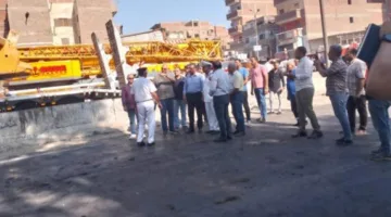 أزمة قريبة في طوخ.. جرافة تحرك جسر المشاة على الطريق الزراعي.. والمحافظ يشرف على جهود إعادة فتح الطريق