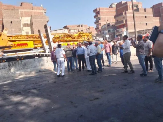 أزمة قريبة في طوخ.. جرافة تحرك جسر المشاة على الطريق الزراعي.. والمحافظ يشرف على جهود إعادة فتح الطريق أزمة قريبة في طوخ.. جرافة تحرك جسر المشاة على الطريق الزراعي.. والمحافظ يشرف على جهود إعادة فتح الطريق