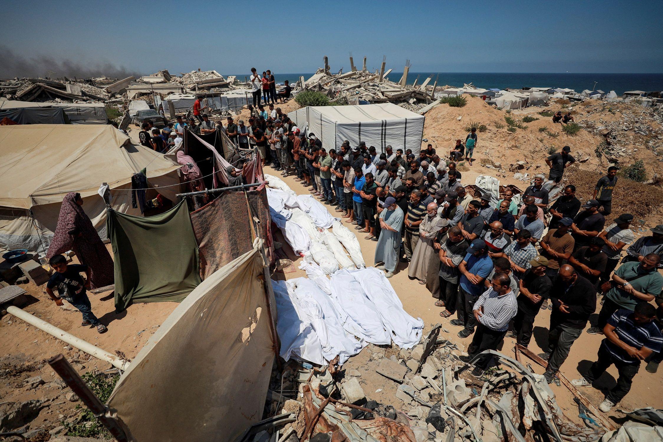 صلاة الجنازة على قتلى فلسطينيين في غزة