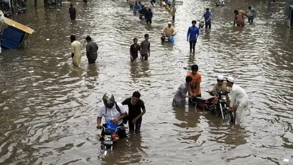 في غضون 24 ساعة: الأمطار الموسمية الشديدة تودي بحياة 54 فرداً في باكستان