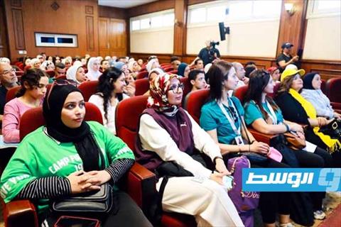 د. عبير وسط حضور نسائي خلال المشاركة في أحد المؤتمرات. (أرشيفية: الإنترنت)