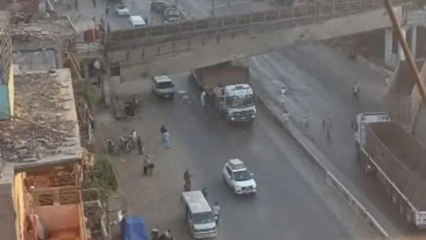 مصر: سقوط جسر مشاة في القليوبية وإغلاق الطريق أمام حركة المرور