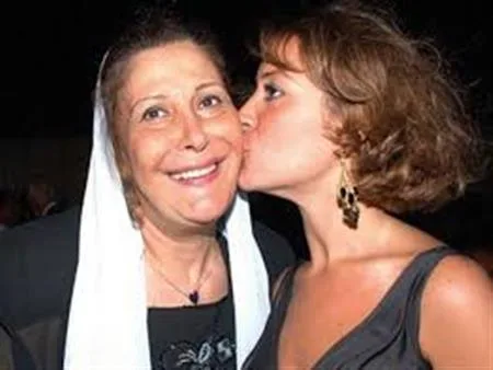 منة شلبي تؤكد لجمهورها أن والدتها زيزي مصطفى بصحة جيدة وترد على شائعة وفاتها. منة شلبي تؤكد لجمهورها أن والدتها زيزي مصطفى بصحة جيدة وترد على شائعة وفاتها.