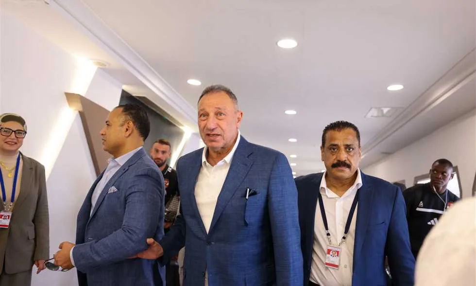 برئاسة الخطيب وبتواجد الصفقات الجديدة.. وصول فريق الأهلي إلى تونس