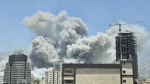 مسؤول إيراني: تقارير استخباراتية تشير إلى استعداد أمريكا لبدء حرب جديدة وتستخدم المفاوضات كستار، ونحن مستعدون للتصدي.