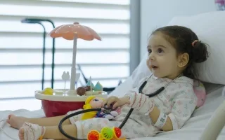 الطفلة السورية “يقين” تتلقى العلاج الجيني “زولجنسما” بمستشفى الجليلة في دبي.