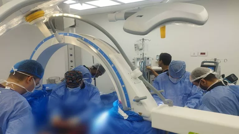 عملية جراحية متقدمة تنقذ شابًا من فقدان أطرافه في الإسماعيلية
