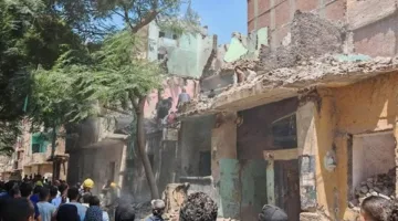 إنقاذ الطفل الثالث من تحت أنقاض مبنى في مصر القديمة