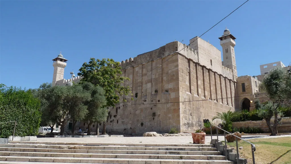 مجلس حكماء المسلمين يرفض مخططات الاحتلال للاستحواذ على إدارة الحرم الإبراهيمي مجلس حكماء المسلمين يرفض مخططات الاحتلال للاستحواذ على إدارة الحرم الإبراهيمي