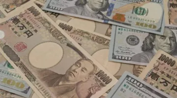 الين الياباني ينخفض في ظل تزايد الاضطرابات السياسية وتوقعات بتقليص ضريبة الاستهلاك.
