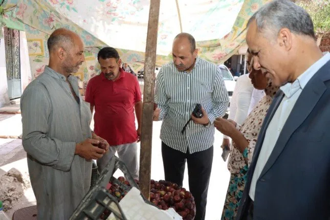 لمراقبة الأسعار.. سكرتير مساعد بني سويف يجري جولة على أسواق اليوم الواحد