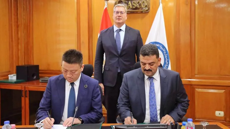 وزير البترول يحضر توقيع اتفاقية تعاون بين هيئة الثروة المعدنية والصناعات التعدينية وشركة آسيا بوتاش الصينية وزير البترول يحضر توقيع اتفاقية تعاون بين هيئة الثروة المعدنية والصناعات التعدينية وشركة آسيا بوتاش الصينية