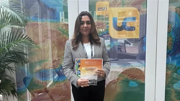 وزيرة التنمية المحلية تحصل على جائزة التميز في نظم المعلومات الجغرافية من «Esri»