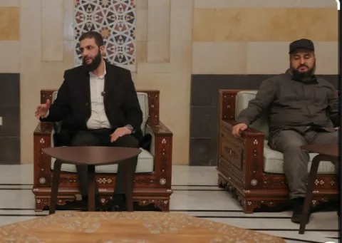 ما هي تفاصيل هروب الحكومة الشرعية من دمشق؟ وأين يتواجد وزير دفاعها؟ هل ستظل قواتها تنتظر “إذن نتنياهو” للقيام بدخول محدود إلى السويداء؟ ماذا تعني امتناع العشائر البدوية عن “شرب القهوة”، وهل يتواجد “رجال الجولاني” بينهم للقتال ضد الدروز؟ وما هو موقف الرياض وأنقرة؟ ما هي تفاصيل هروب الحكومة الشرعية من دمشق؟ وأين يتواجد وزير دفاعها؟ هل ستظل قواتها تنتظر “إذن نتنياهو” للقيام بدخول محدود إلى السويداء؟ ماذا تعني امتناع العشائر البدوية عن “شرب القهوة”، وهل يتواجد “رجال الجولاني” بينهم للقتال ضد الدروز؟ وما هو موقف الرياض وأنقرة؟