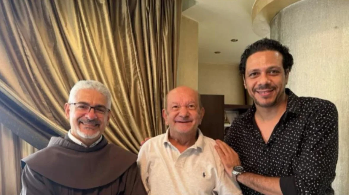 لطفي لبيب يظهر مجددًا بعد معركة صحية، واقفًا على قدميه لطفي لبيب يظهر مجددًا بعد معركة صحية، واقفًا على قدميه