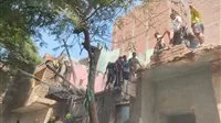 تسللوا لسرقة الخشب.. إصابة 4 عمال جراء انهيار مبنى فارغ في مصر القديمة