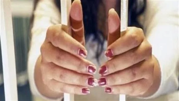 توقيف امرأة تركت طفلها أمام مستشفى الحسين في القاهرة في ظروف غير قانونية