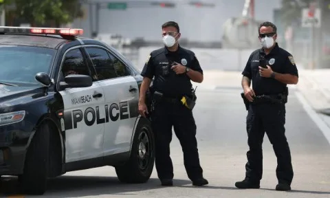 ثلاثة أشخاص لقوا حتفهم في “حادث” في مركز تدريب للشرطة الأمريكية ثلاثة أشخاص لقوا حتفهم في “حادث” في مركز تدريب للشرطة الأمريكية