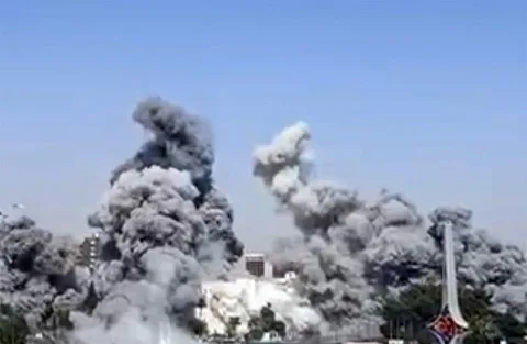صدامات عند المدخل الغربي لمدينة السويداء بين مسلحين من القبائل والفصائل الدرزية بعد منح إسرائيل مهلة للسيطرة على الأوضاع وتهديدها بتدخل عسكري لصالح الدروز. صدامات عند المدخل الغربي لمدينة السويداء بين مسلحين من القبائل والفصائل الدرزية بعد منح إسرائيل مهلة للسيطرة على الأوضاع وتهديدها بتدخل عسكري لصالح الدروز.