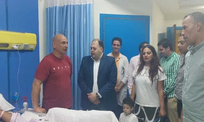 الكابتن حسام حسن وزوجته يتوجهان إلى مستشفى العجمي النموذجي في الإسكندرية