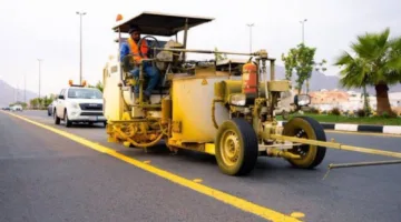 بقيق تستمر في تنفيذ مشاريع الرصف الأسفلتي