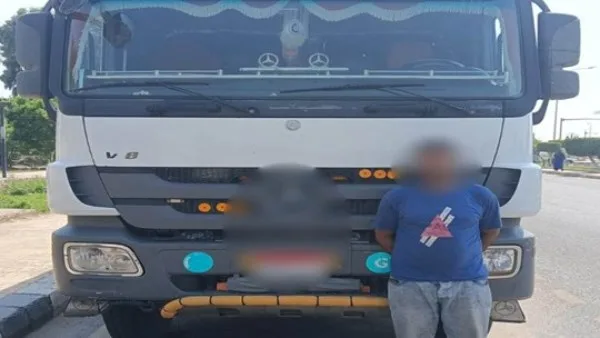سلوك مروع: اعتقال سائق شاحنة في العاشر من رمضان لقيادته عكس الاتجاه | فيديو