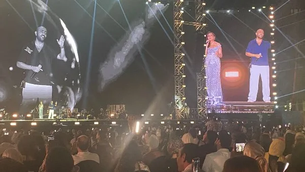 تامر عاشور يثير دهشة أنغام خلال حفل افتتاح مهرجان العلمين