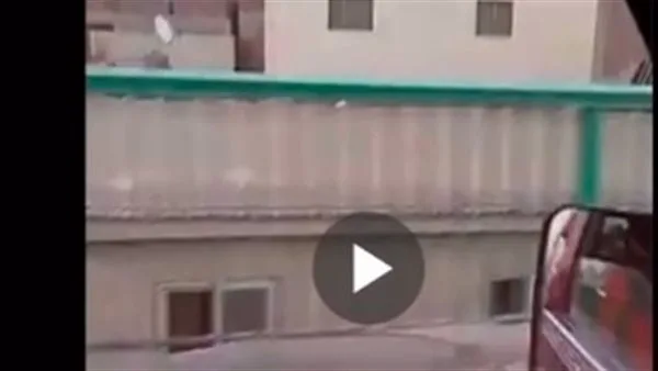 مصدر أمني: الفيديو الخاص بسرقة الأسوار الحديدية من أعلى الدائري يعود لتاريخ سابق وقد جرى القبض على المتورطين. مصدر أمني: الفيديو الخاص بسرقة الأسوار الحديدية من أعلى الدائري يعود لتاريخ سابق وقد جرى القبض على المتورطين.