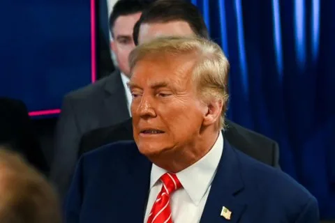 ترامب يتخذ إجراءات قانونية ضد وول ستريت جورنال ومالكها بسبب تقريرها عن علاقته بإبستين. ترامب يتخذ إجراءات قانونية ضد وول ستريت جورنال ومالكها بسبب تقريرها عن علاقته بإبستين.