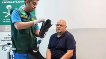 سلمان للإغاثة يبدأ مشروع تركيب الأطراف الصناعية للاجئين الأوكرانيين في بولندا