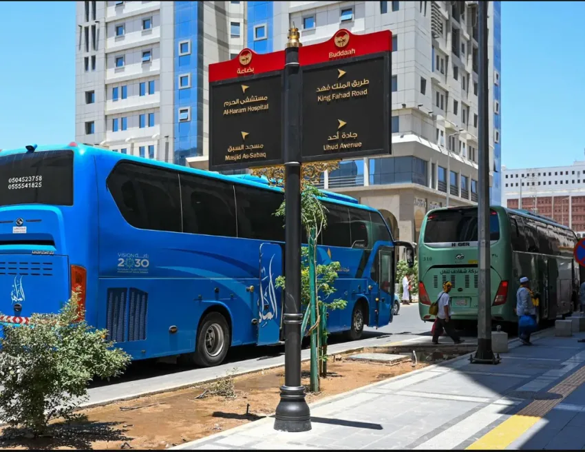 إشارات التوجيه تعزز تجربة الحركة في مشاريع تحسين المدينة المنورة.