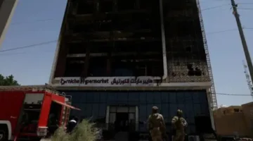 إيقاف 17 مسؤولاً وثلاثة ضباط بسبب حريق في مركز تجاري بالعراق