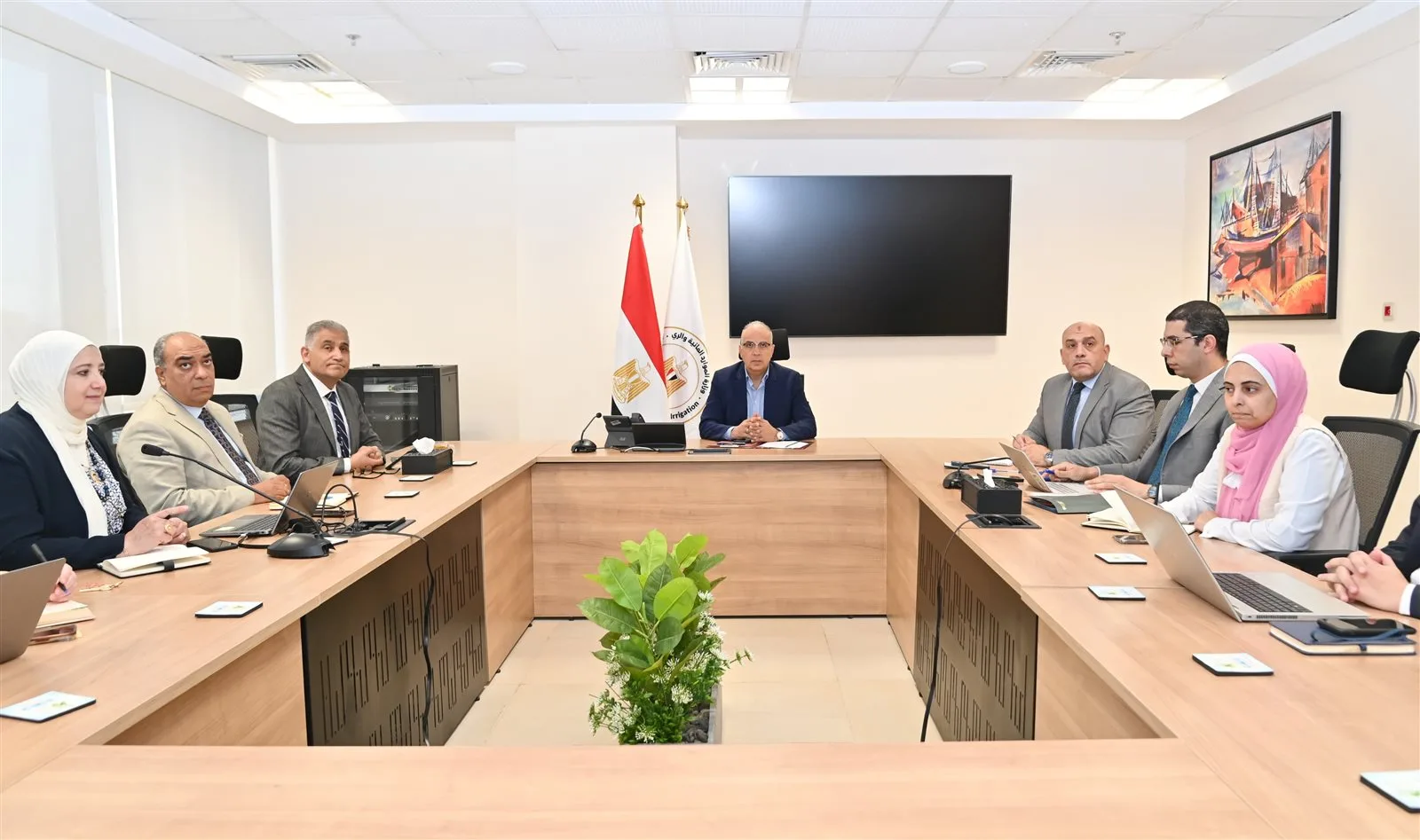 وزير الري يسلم خطة المرحلة الثانية لمشروع دلتا النيل للتنفيذ وزير الري يسلم خطة المرحلة الثانية لمشروع دلتا النيل للتنفيذ