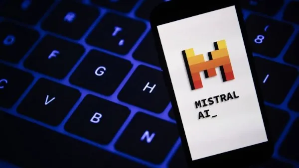 Le Chat يتأمل ويتحدث ويرسم.. Mistral تطلق تحديثاً هائلاً لروبوتها